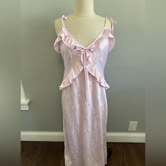 NWT Pink Ruffle Satin‎ Butterfly Embroidered Maxi Dress Size Medium - Picture 5 of 9